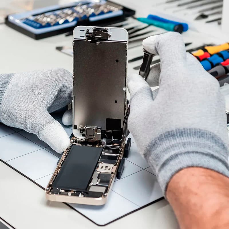 Tecnico realizando reparo em smartphone com ferramentas profissionais